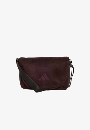 Brązowa zamszowa torba na ramię z klapą i regulowanym paskiem, z subtelnym logo Adidas na przedniej klapie.