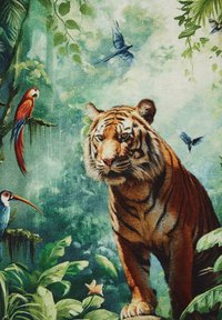 Gobelenas su tigru, turinčiu oranžinius ir juodus dryžius. Aplinkui žalios lapijos, spalvingų papūgų ir mėlynų paukščių fono uždanga, priešais džiunglių vaizdą.