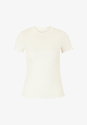 Camiseta blanca de manga corta con ribetes ondulados en las mangas y el dobladillo, hecha de una tela suave y elástica.