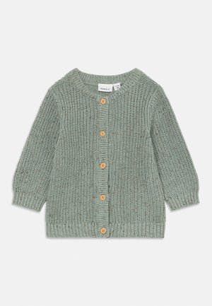 Groen gebreid babyvest met lange mouwen en vijf houten knopen aan de voorkant, maat 4-6 maanden.
