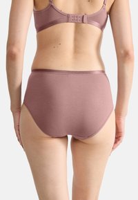 Sous-vêtements taille haute, mi-haute en tissu mauve doux avec une texture lisse et un léger aspect côtelé, dotés d'une large taille élastique.