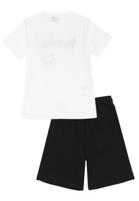 T-shirt bianca in cotone con grafica scolorita al centro, abbinata a pantaloni corti neri in cotone con cintura elasticizzata e vestibilità comoda.