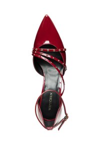 Scarpa con tacco alto in pelle laccata rossa, caratterizzata da una punta appuntita, cinghie incrociate con borchie dorate e una fibbia alla caviglia. Soletta nera con logo.