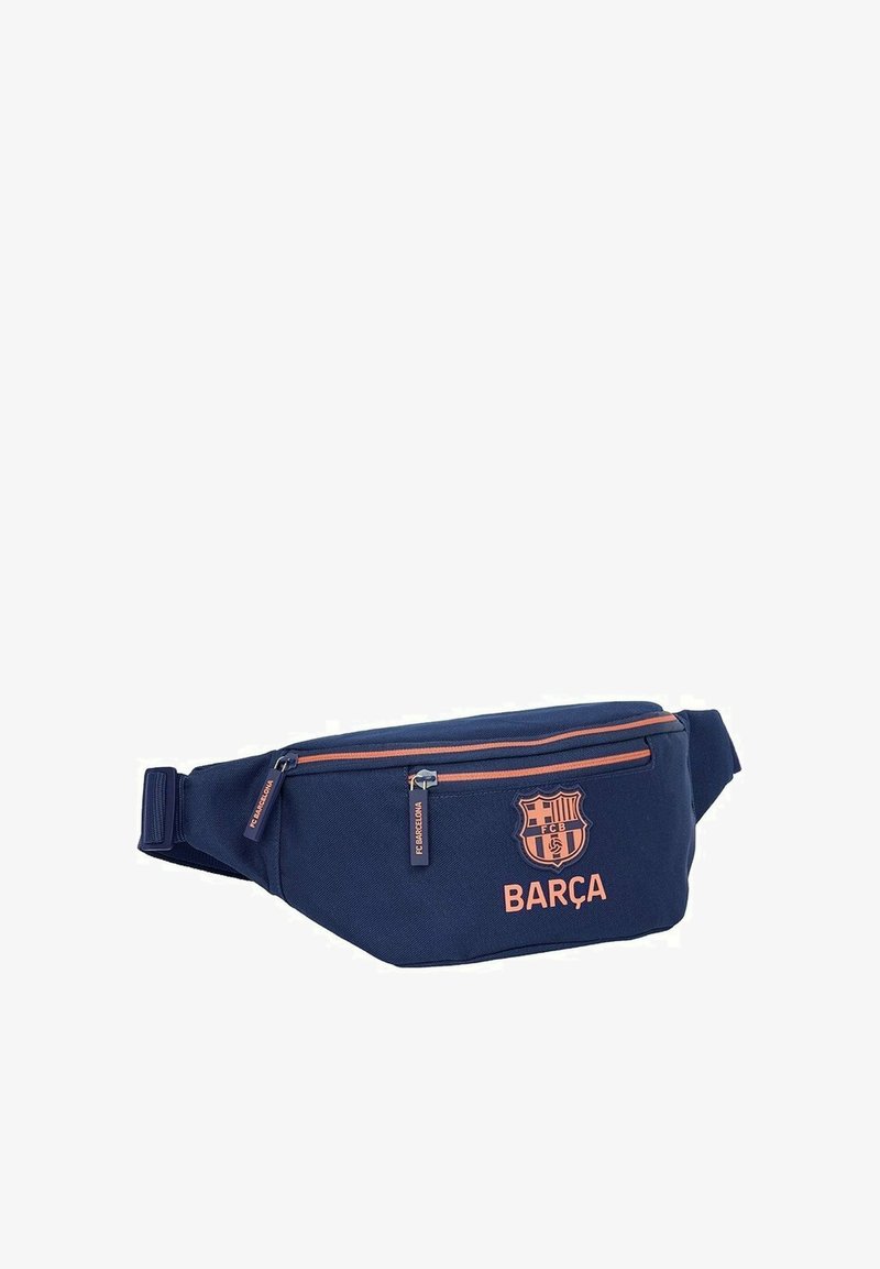Granatowa nerka z dwoma zamykanymi na zamek kieszeniami, pomarańczowym logo FC Barcelona i napisem BARÇA z przodu.