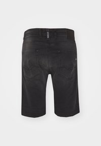 Șorturi din denim negre cu un finisaj texturat, având talie înaltă, două buzunare laterale cu accente cusute și un eticheta logo pe talie.
