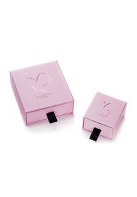 Due confezioni regalo rosa con una finitura lucida, caratterizzate da un design di farfalla e linguette a nastro. La confezione più grande è quadrata; quella più piccola è cuboidale.