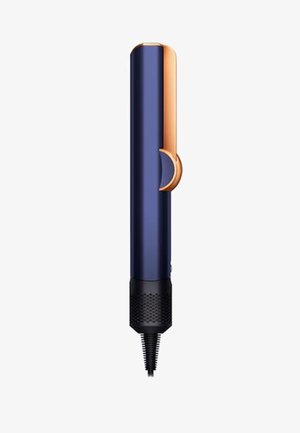 Strumento per acconciature con un corpo blu navy, dettagli dorati e una base nera texturizzata. Il design è snello, con una punta affusolata e un pulsante.