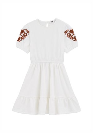 Biała sukienka z krótkim rękawem, z elastyczną talią, falbaną na dole oraz brązowym kwiatowym haftem na bufkowatych rękawach.