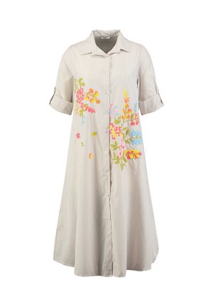 Robe chemise rayée beige clair avec manches courtes retroussées et broderie florale colorée sur les côtés avant, boutonnée au centre.
