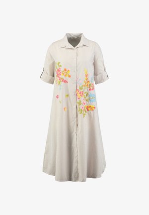 Abito camicia a righe beige chiaro con maniche corte arrotolate e ricamo floreale colorato sui lati frontali, abbottonato al centro.