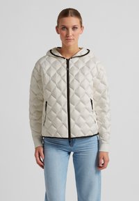 Gepolsterte Steppjacke in Off-White, mit Kapuze, schwarzem Reißverschluss und seitlichen Taschen. Glatte Textur mit atmungsaktivem Design.