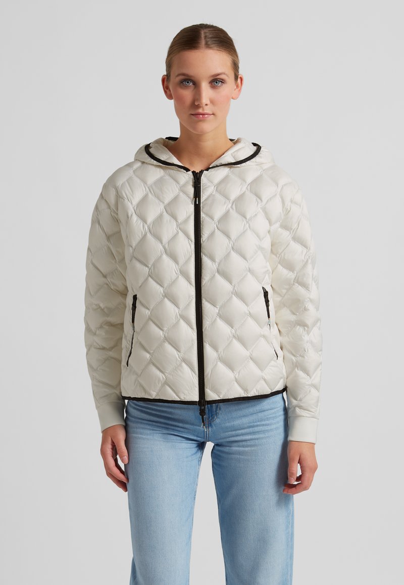 Gepolsterte Steppjacke in Off-White, mit Kapuze, schwarzem Reißverschluss und seitlichen Taschen. Glatte Textur mit atmungsaktivem Design.