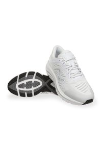 Zapatillas deportivas blancas con parte superior de malla texturizada, suela gris contrastante y diseño de goma elaborado. Cordones y detalles de marca mínimos visibles.