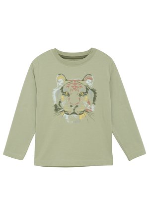 Langärmliges grünes Hemd mit einem detaillierten Tigerkopf-Print in Orange-, Gelb- und Schwarztönen, abgerundetem Ausschnitt und weichem Stoff.