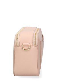 Borsa cosmetica in ecopelle rosa con doppie zip dorate, dettaglio a D-ring sul lato, forma strutturata e texture liscia.