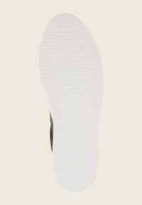 Schwarze Sneaker-Sohle mit einem weißen Gummiboden. Verfügt über horizontale Rillen für besseren Halt und hat eine runde Zehenform. Mit einer Größenangabe versehen.