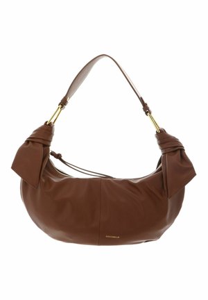 Sac à bandoulière en cuir marron avec accents métalliques dorés et détails de nœud noué aux deux extrémités, fermeture éclair, et logo "Coccinelle" embossé près de la base.