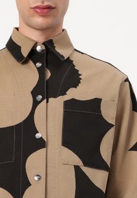 Marimekko ABSTRAKTIO UNIKKO UNISEX - Skjortebluse - black/light brown