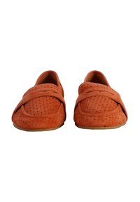 Mocassini in suede arancione con design perforato, punta rotonda e dettagli a fascia ampia sopra il collo del piede. Suola in gomma con struttura leggera.