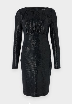 Abito da sera nero con maniche lunghe, silhouette aderente e superficie in paillettes testurizzate. Presenta dettagli arricciati sul collo e chiusura con zip sul retro.