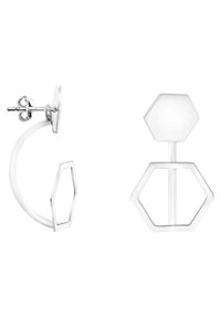 Vita metallic örhängen med hexagon design och öppen ram. Det ena örhänget är en solid hexagon; det andra har en kurvig linje som förenar dem.