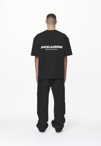 Pegador COLNE LOGO TEE - Apdrukāts T-krekls - black