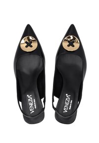 Czarne skórzane szpilki slingback z ostrymi noskami, z wyraźnym złotym okrągłym akcentem z wzorem krzyżowym. Gładkie wykończenie.
