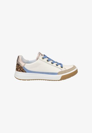 Zapatilla deportiva con parte superior de cuero blanco y acentos de terciopelo azul, talón metálico dorado brillante y detalle de estampado animal marrón en el lateral. Suela de goma.
