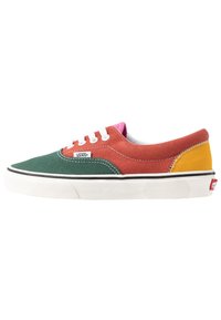 Kolorowe niskie sneakersy z zielonym, czerwonym, żółtym i różowym cholewką z płótna, białymi sznurówkami oraz białą gumową podeszwą z czarnymi akcentami.