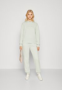 Calvin Klein HERO LOGO HOODIE - Felpa - morning frost