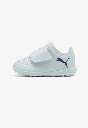 Lichtblauwe peutersneaker met een grote klittenbandsluiting, geperforeerde neus, getextureerde zool en donkerblauw Puma-logo aan de zijkant.