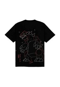 Schwarzes T-Shirt mit einem grafischen Design eines Monsters mit scharfen Zähnen und Krallen, umrandet in Weiß und Rot, mit japanischem Text in der unteren linken Ecke.