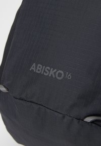 Schwarzer Stoff-Rucksack mit einem Gittermuster, auf dem das Logo "ABISKO 16" auffällig präsentiert wird. Er verfügt über verstellbare Träger und minimales Zubehör.