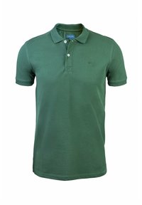 Polo verde hecho de algodón, con cuello, tapeta de dos botones y un pequeño logo bordado en el pecho. Mangas cortas.