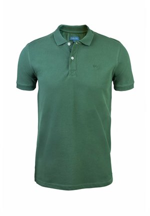 Polo verde hecho de algodón, con cuello, tapeta de dos botones y un pequeño logo bordado en el pecho. Mangas cortas.