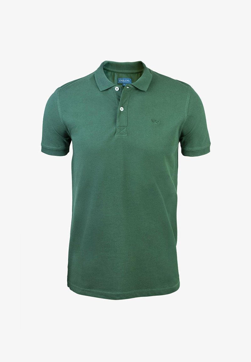 Polo verde hecho de algodón, con cuello, tapeta de dos botones y un pequeño logo bordado en el pecho. Mangas cortas.