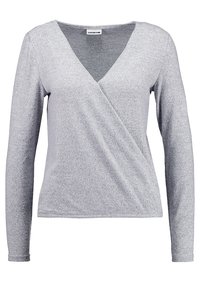 Top gris de manga larga con diseño cruzado, confeccionado en un tejido suave y texturizado, con un escote en V profundo y una silueta ajustada.