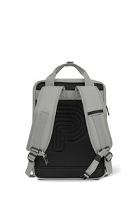 Zaino grigio con schienale in mesh imbottito, spallacci regolabili e un pannello nero testurizzato con un design in rilievo. Include una tasca laterale con zip.