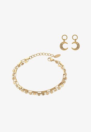 Armband in goudkleur met plat, geschakeld ontwerp; voorzien van ronde en langwerpige schakels. Bijpassende halvemaanvormige oorbellen met strasssteentjes.