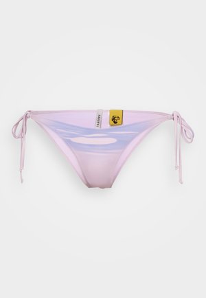 Bas de bikini rose avec liens réglables sur les côtés, présentant une texture lisse et un design à dégradé subtil, intégrant un patch de marque à l'avant.