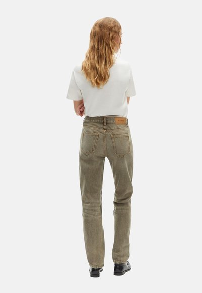 Jeans de tiro alto en verde oliva con corte recto, que cuentan con un parche de cuero marrón en la parte trasera y un estilo tradicional de cinco bolsillos.