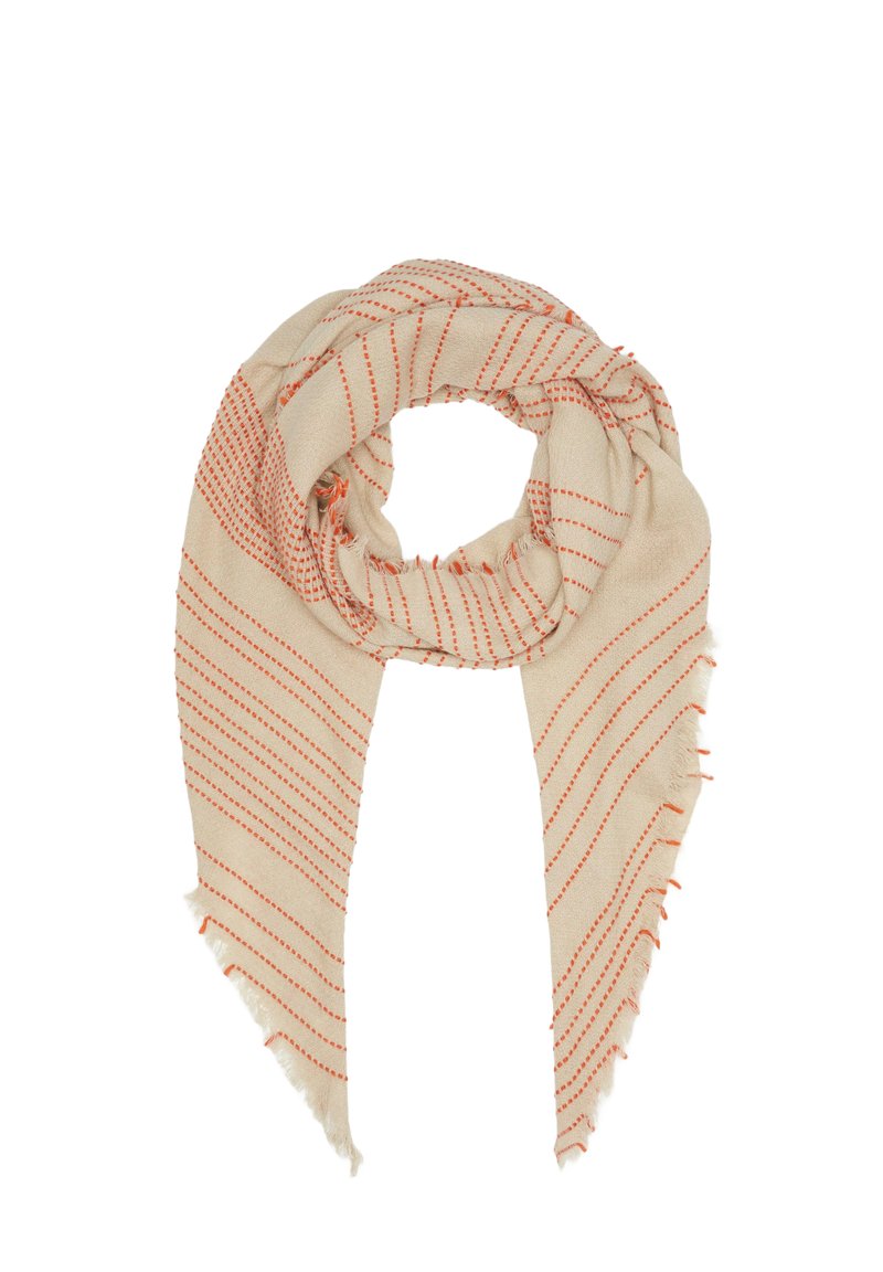 Écharpe tissée beige avec des rayures diagonales orange ; possède des bords effilochés et une texture douce. Design léger et polyvalent.