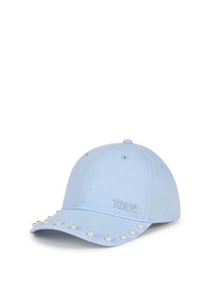 Gorra de béisbol azul claro con pequeñas perlas blancas a lo largo de la visera y "TOUS" bordado en el panel frontal.