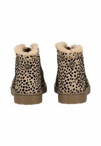 Tanečkové kotníkové boty s černým puntíkovaným vzorem, umělým kožešinovým lemováním u límce, plochými gumovými podrážkami a kulatým kovovým akcentem na boku.