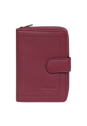 Portefeuille en cuir bordeaux avec fermeture éclair et bouton-pression. Présente une texture lisse, un logo embossé, et un design rectangulaire aux bords arrondis.