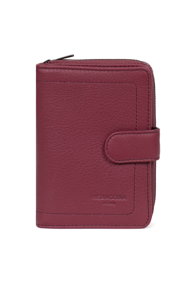 Burgundowa skórzana portmonetka z zamknięciem na zamek błyskawiczny i zatrzaskiem. Charakteryzuje się gładką teksturą, wytłoczonym logo oraz prostokątnym kształtem z zaokrąglonymi krawędziami.