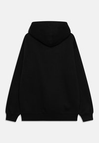 Sudadera negra con capucha de textura suave, que presenta una gran capucha y mangas largas. El diseño es simple y sin adornos.