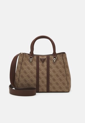 Sac à main Guess marron à motif avec deux anses, une bandoulière amovible et une plaque triangulaire avec logo au centre devant.