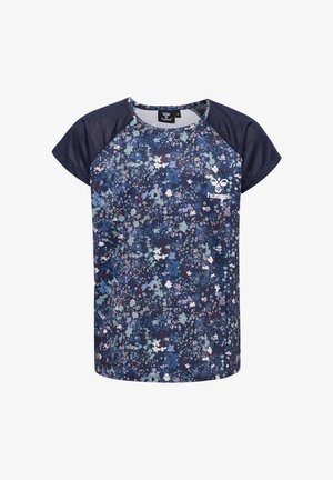 Top cu mânecă scurtă, de culoare albastră închis, cu un model floral în nuanțe de albastru, mov și alb. Are accente din plasă pe umeri și un logo mic pe piept.