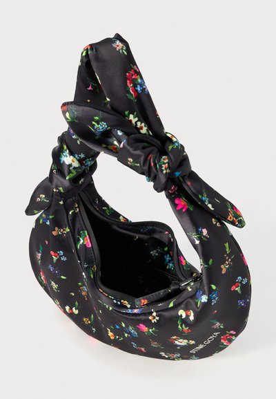 Geantă din satin negru cu un model floral, dotată cu o mâner legat și închidere cu fermoar. Începe cu flori colorate și o textură moale.
